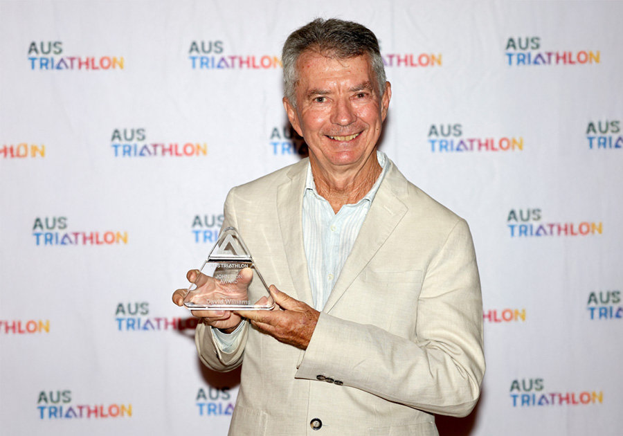 Dave Williams receives an award from AusTriathlon