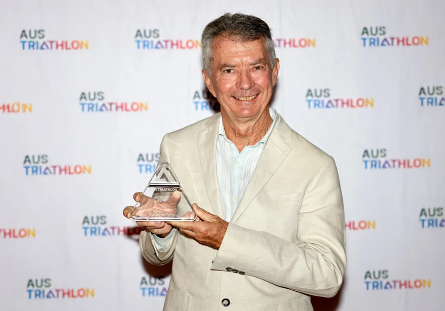 Dave Williams receives an award from AusTriathlon